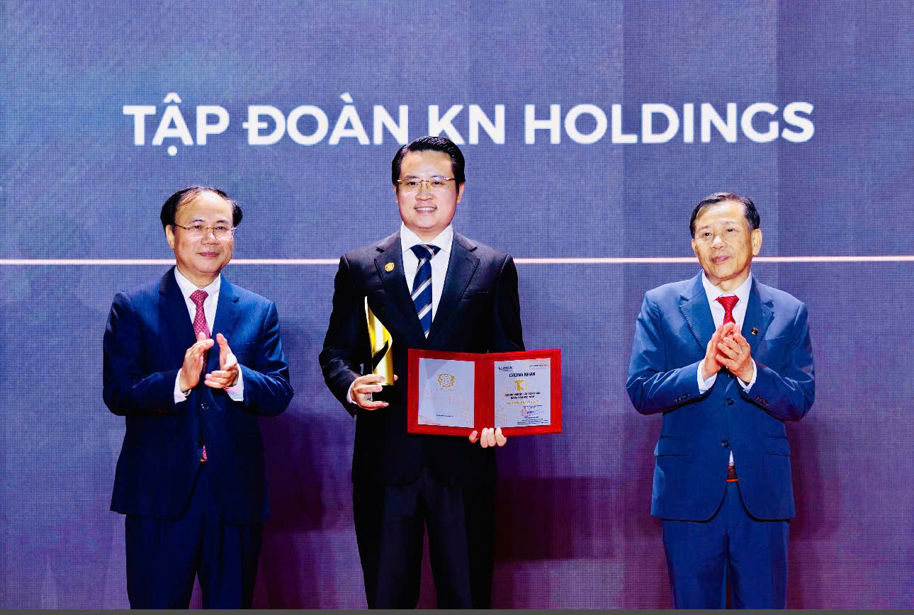&Ocirc;ng Nguyễn Tuấn Anh - Ph&oacute; Tổng gi&aacute;m đốc Tập đo&agrave;n KN Holdings nhận c&uacute;p vinh danh &ldquo;Top 10 doanh nghiệp bất động sản h&agrave;ng đầu Việt Nam&rdquo; từ Ban Tổ chức