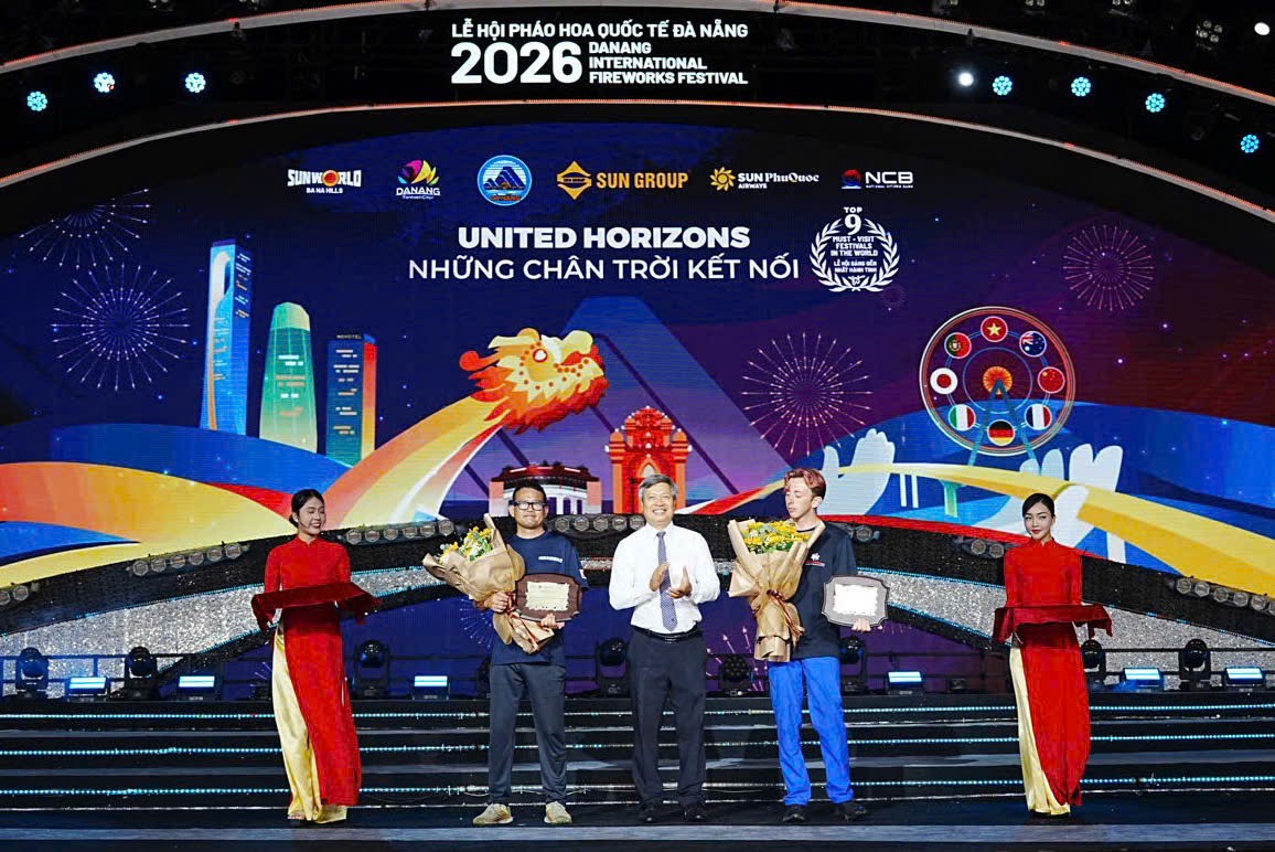 Chủ tịch TP Đ&agrave; Nẵng tặng hoa ch&uacute;c mừng đại diện hai Đội