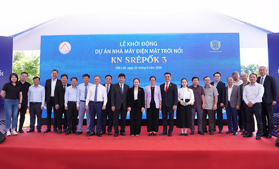 Ban lãnh đạo Tỉnh ủy, UNBD tỉnh và các c&acirc;́p cùng đại di&ecirc;̣n cơ quan ban ngành địa phương chụp hình lưu ni&ecirc;̣m với Ban lãnh đạo KN Holdings và các đ&ocirc;́i tác