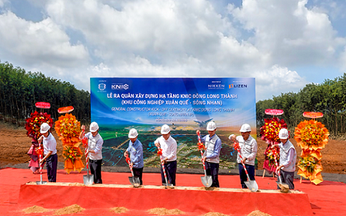 Đại diện Ban lãnh đạo KN Holdings và nhà thầu Lizen cùng các đối tác thực hiện nghi thức tại buổi lễ