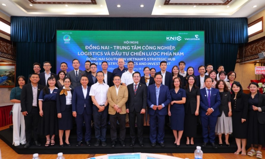 Đại biểu, khách mời cùng chụp ảnh lưu niệm
