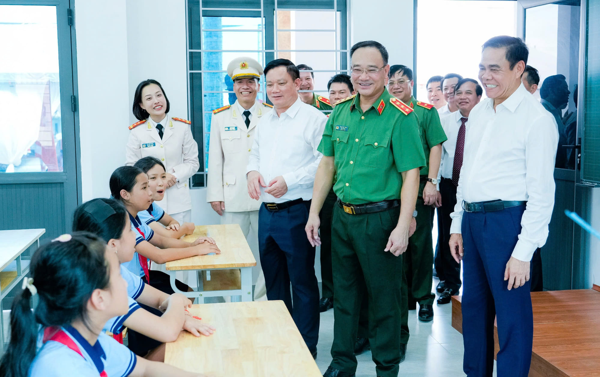 Các Đại biểu tham quan cơ sở vật chất của Trường.