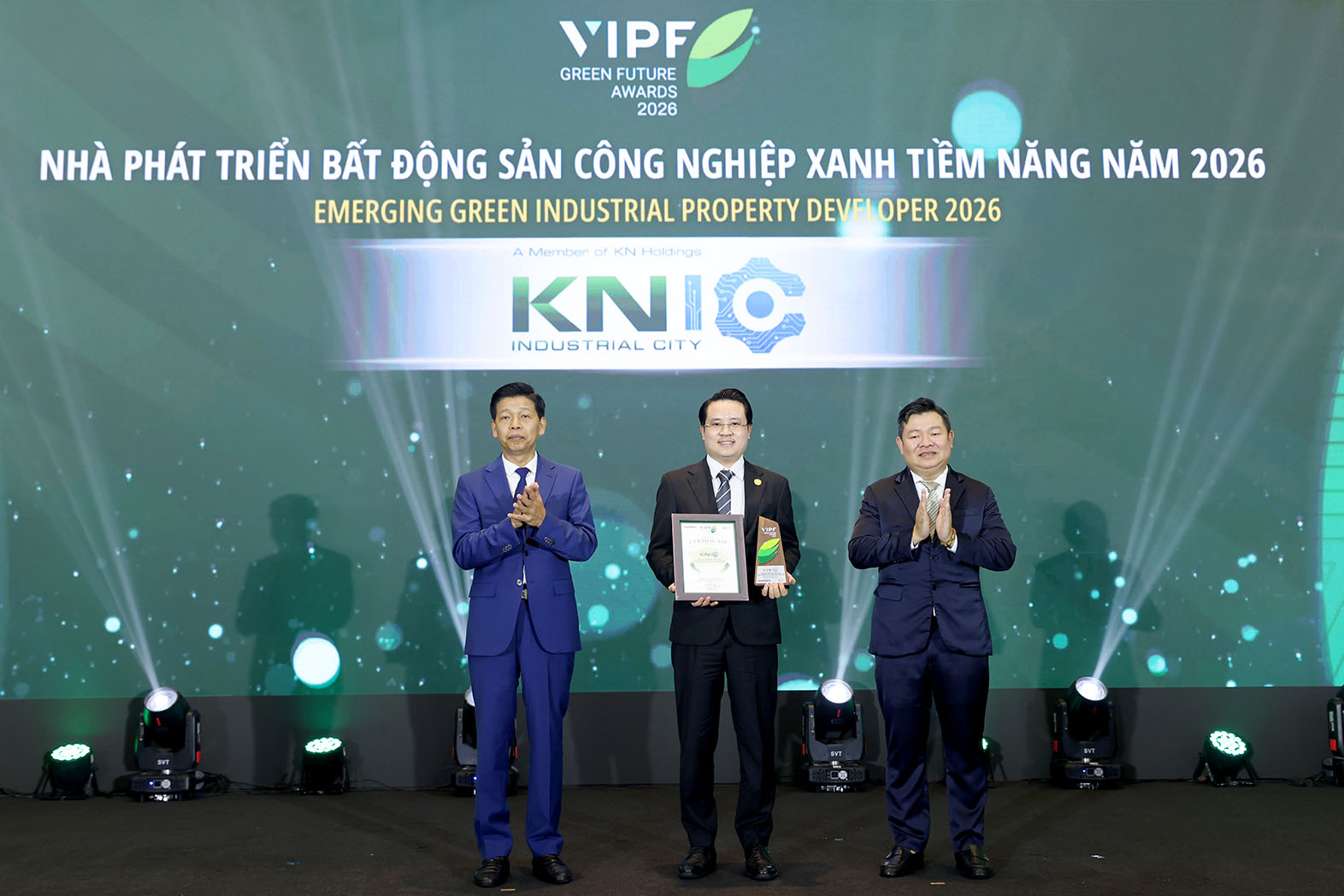 &Ocirc;ng Nguyễn Tuấn Anh &ndash; Ph&oacute; Tổng Gi&aacute;m đốc KN Holdings đại diện KNIC nhận giải