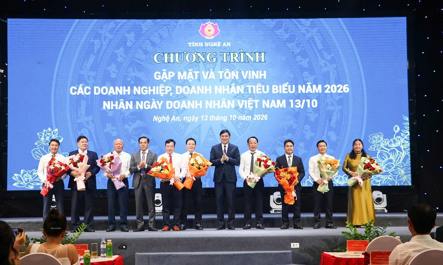 Lãnh đạo tỉnh tặng hoa chúc mừng lãnh đạo Hiệp hội doanh nghiệp, doanh nhân tỉnh Nghệ An