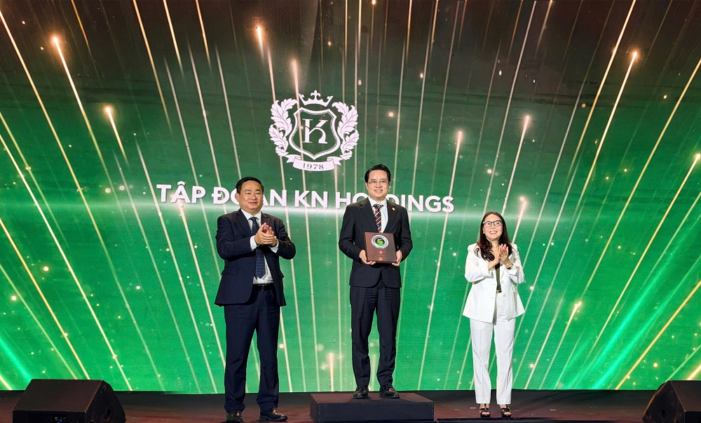 &Ocirc;ng Nguyễn Tuấn Anh, Ph&oacute; Tổng Gi&aacute;m đốc KN Holdings đại diện Tập đo&agrave;n nhận giải thưởng Top 50 doanh nghiệp dẫn đầu về ESG Việt Nam 2026