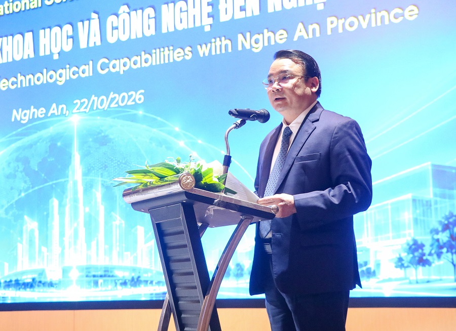Ph&oacute; Chủ tịch UBND tỉnh Ph&ugrave;ng Th&agrave;nh Vinh ph&aacute;t biểu khai mạc Hội thảo