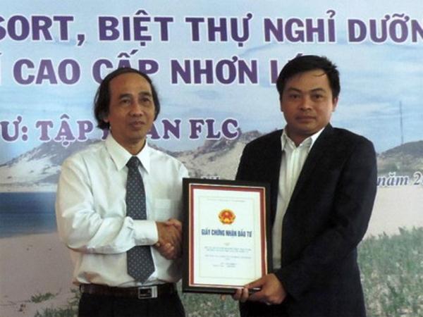 Ông Man Ngọc Lý, Trưởng Ban Quản lý KKT Bình Định (bên trái) trao Giấy Chứng nhận đầu tư dự án cho đại diện Công ty cổ phần Tập đoàn FLC.