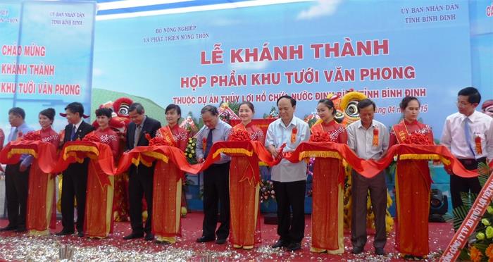 Cắt băng khánh thành Hợp phần Khu tưới Văn Phong