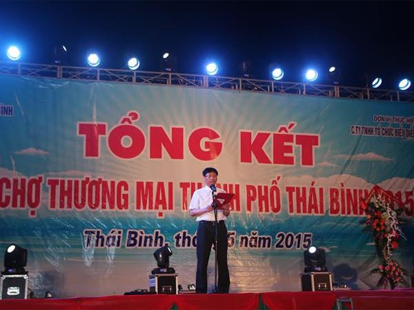 Ông Đinh Gia Dũng Phó Chủ tịch UBND Thành phố Thái Bình phát biểu Bế mạc Hội chợ thương mại Thành phố Thái Bình 2015