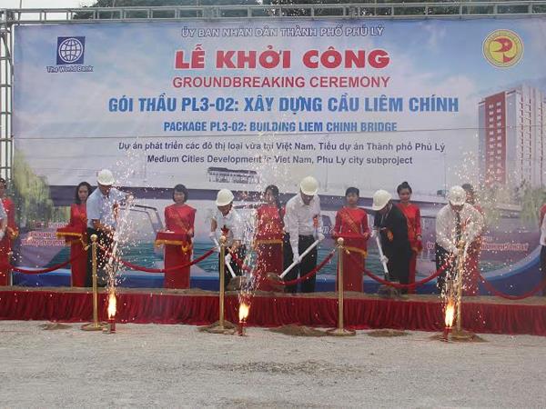 Lãnh đạo UBND tỉnh Hà Nam thực hiện nghi lễ khởi công xây dựng cầu Liêm Chính