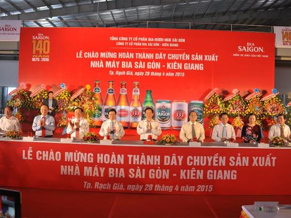 Bà Phạm Thị Hồng Hạnh- Tổng GĐ Tổng Công ty CP Bia Rượu nước giải khát SG- Đại diện Công ty nhận giải thưởng AIBA 2015