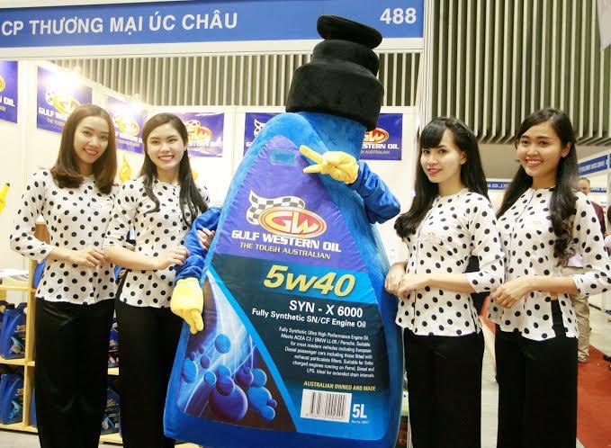 Nhóm các cô gái xinh đẹp với tà áo bà ba cách điệu làm những chai dầu của công ty ÚC CH U thêm bắt mắt.