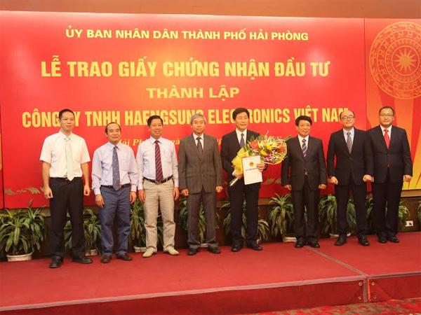 Lãnh đạo TP Hải Phòng trao giấy phép cho chủ đầu tư - Thanh Tân