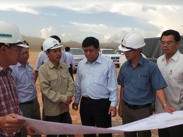 Thứ trưởng Bộ Kế hoạch và Đầu tư Nguyễn Chí Dũng thăm công trường Sân bay Nọng Khảng