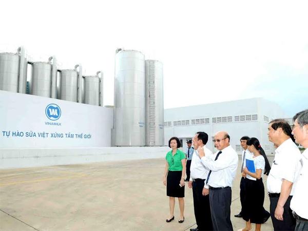   Ông Trịnh Quốc Dũng, Giám Đốc Điều Hành Vinamilk giới thiệu với đoàn Ủy ban Nhân dân tỉnh Lâm Đồng hệ thống bồn chứa sữa tươi tại Nhà máy sữa Việt Nam của Vinamilk