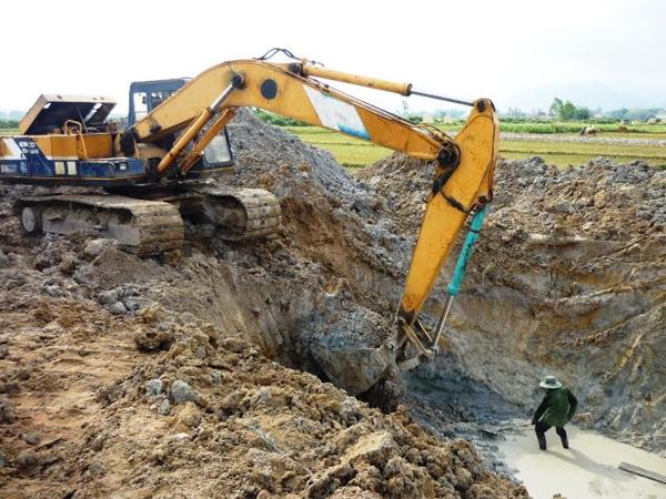 Dùng phương tiện cơ giới đào ao tìm nguồn nước chống hạn tại xã Mỹ Chánh Tây (huyện Phù Mỹ).