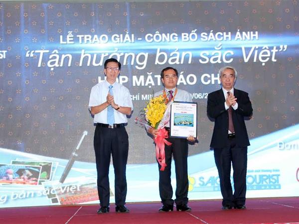 - Ông Phạm Đức Hải, Phó trưởng ban thường trực ban Tuyên giáo Thành ủy TP.HCM và ông Nguyễn Anh Tuấn, Chủ tịch HĐTV Saigontourist trao giải nhất cho tác giả Vũ Ngọc Hoàng