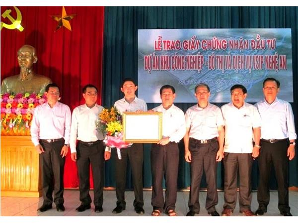 Lãnh đạo tỉnh Nghệ An trao Giấy chứng nhận đầu tư cho VshipNA