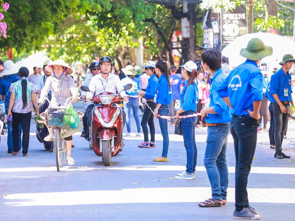 Các SVTN  của trường Cao Đẳng Y Thái Bình đang làm công tác phân luồng đường đảm bảo không ùn tắc giao thông  tại địa điểm trường Tây Sơn, phường Quang Trung (Thái Bình).