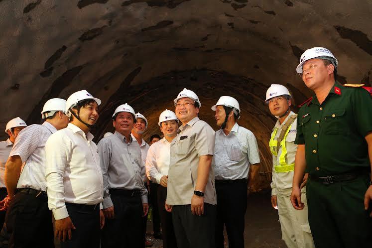 Phó thủ tướng Hoàng Trung Hải thăm công trình Hầm Đèo Cả