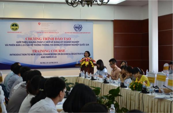 Bà Trần Thị Hồng Minh phát biểu khai mạc Chương trình đào tạo về những vấn đề pháp lý và kỹ thuật nghiệp vụ để triển khai quy định mới trong ĐKDN