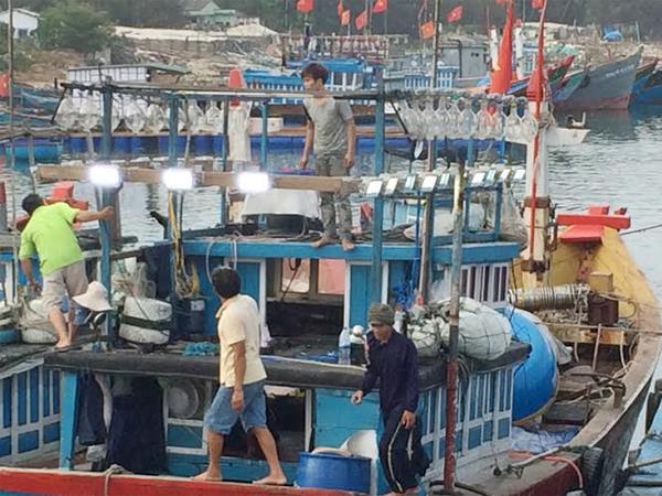 Một tàu cá của ngư dân Quảng Ngãi được lắp đèn Led