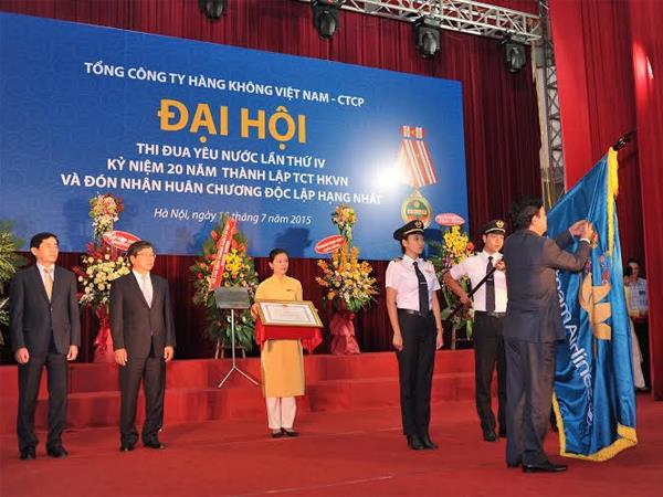 Thừa uỷ nhiệm của Chủ tịch nước Trương Tấn Sang, Bộ Trưởng Bộ GTVT Đinh La Thăng đã trao tặng Huân Chương Độc lập hạng Nhất cho Vietnam Airlines