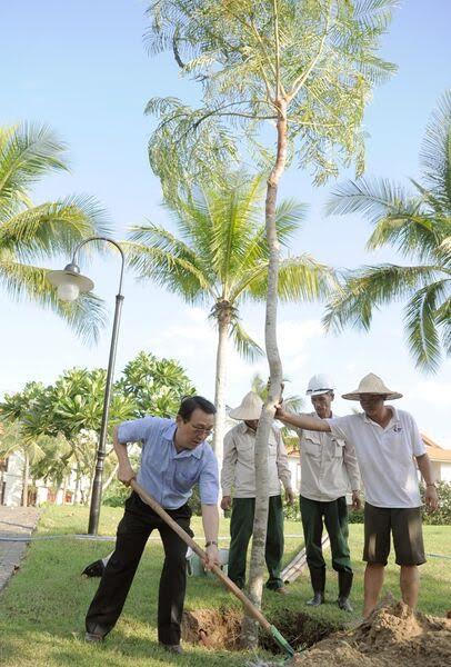 Những cư khách đến nghỉ mát sẽ được tự tay trồng cây nhằm lưu giữ dấu ấn của mình tại khu nghỉ mát Furama.