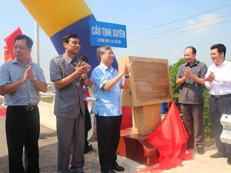 Bí thư Trung ương Đảng, Chánh văn phòng TW Trần Quốc Vượng cùng các lãnh đạo UBND tỉnh Thái Bình thực hiện nghi thức gắn biển Cầu Tịnh Xuyên công trình chào mừng Đại hội tỉnh đảng bộ lần XIX nhiệm kỳ (2015 - 2020).