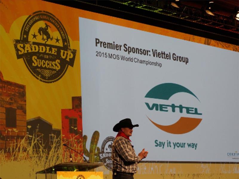 Ông Craig Bushman, Phó chủ tịch Tập đoàn Certiport công bố Viettel là nhà tài trợ độc quyền lần đầu tiên trong lịch sử 14 năm của MOSWC tới đại diện 80 nước có mặt tại Lễ khai mạc VCK Thế giới MOSWC 2015 tại Dallas sáng nay.