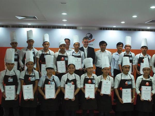Trao chứng chỉ tốt nghiệp cho các học viên tham gia khóa học.