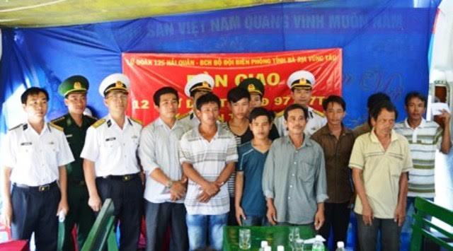12 ngư dân Bình Định gặp nạn trên biển thuộc vùng biển Trường Sa được tàu Trường Sa 06 cứu nạn đưa vào bờ an toàn.