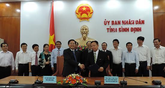 Chủ tịch UBND tỉnh Bình Định - Hồ Quốc Dũng (bên trái) và ông Nguyễn Văn Hùng - Chủ tịch Hội đồng thành viên, Tổng Giám đốc BECAMEX IDC ký kết biên bản ghi nhớ xúc tiến Dự án VSIP Bình Định.