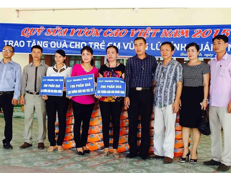 Đại diện Vinamilk đến trao tặng 500 thùng sữa cho ba trường mầm non tại Quảng Ninh