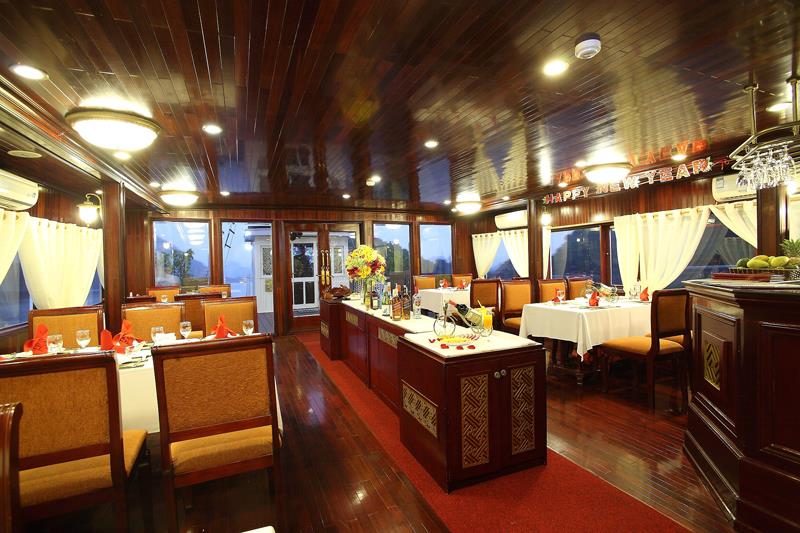 Không gian nhà hàng sang trọng trên du thuyền Sunlegend Cruises 