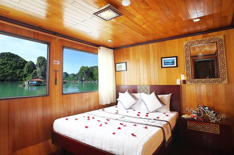 Du thuyền Sunlegend Cruises có hai hạng phòng để du khách chọn lựa, gồm 8 phòng Deluxe Ocean view, trong phòng có miễn phí 01 chai rượu vang, hoa quả và 4 phòng Suite Ocean view đều rộng 15,5m2