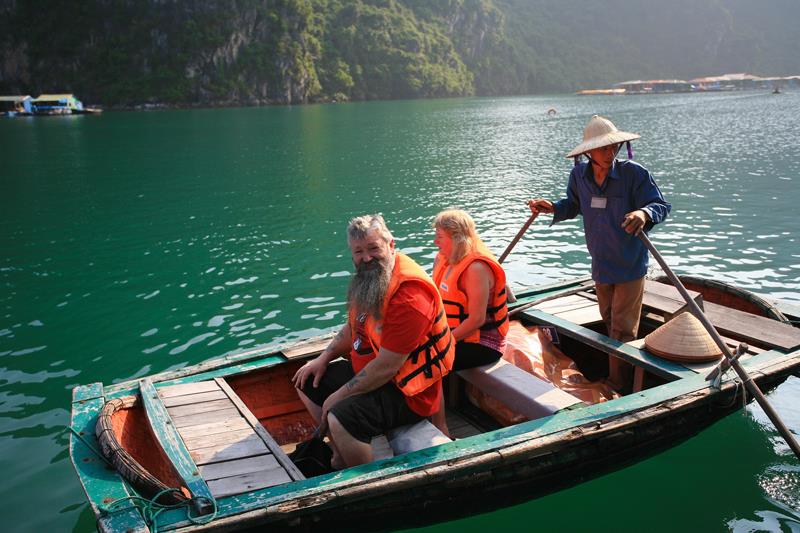 Ngoài thời gian thư giãn thưởng ngoạn cảnh biển, còn có nhiều chương trình hoạt động hấp dẫn phù hợp với mọi lứa tuổi như câu cá, lặn biển, thể thao dưới nước....