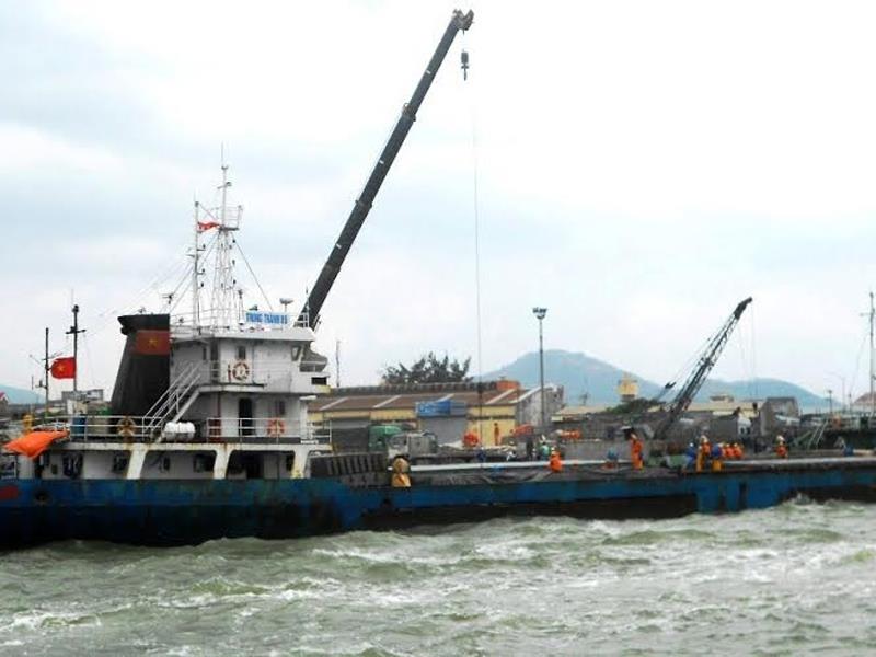 Công nhân cảng Quy Nhơn đã làm việc trở lại sau 2 ngày đình công đòi tăng lương, thưởng.