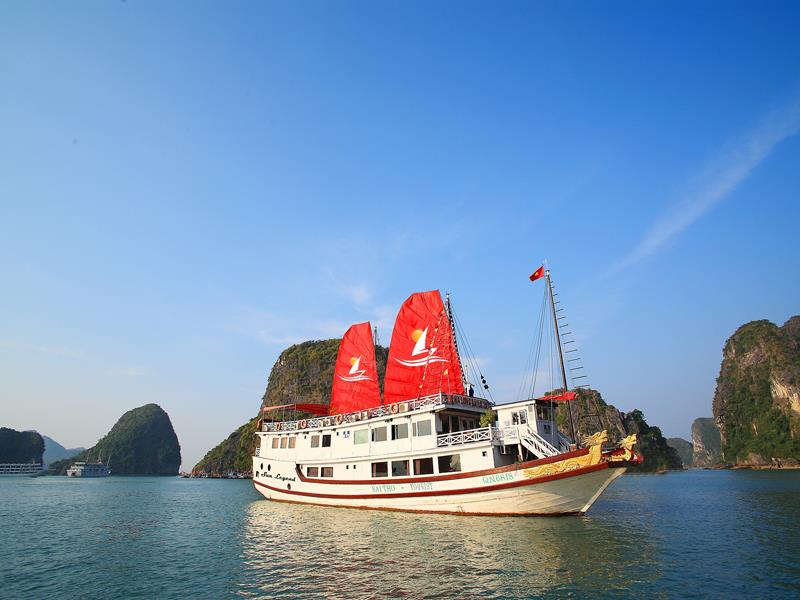 Sunlegend Cruises là một trong những du thuyền 4 sao có kiến trúc truyền thống Việt Nam, được đưa vào hoạt động từ đầu năm 2015