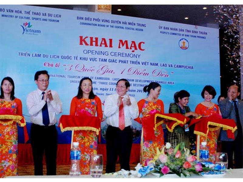 Cắt băng khai mạc triển lãm du lịch quốc tế khu vực tam giác phát triển Việt Nam, Lào, Campuchia.