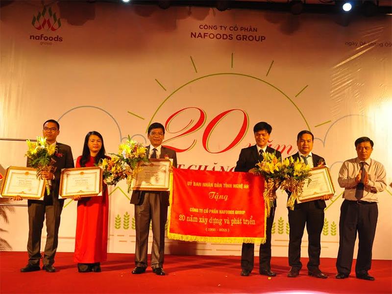 UBND tỉnh Nghệ An tăng cờ lưu niệm cho Công ty CP Nafoods nhân dịp Kỷ niệm 20 năm thành lập công ty.