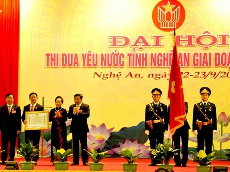 Phó CT nước Nguyễn Thị Doan trao tặng Huân chương Độc lập hạng Nhất cho nhân dân và cán bộ tỉnh Nghệ An.