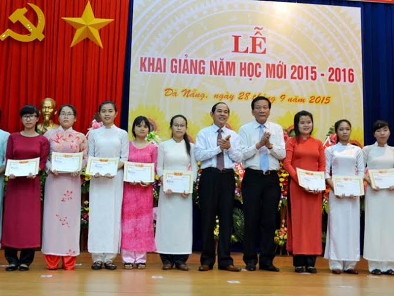 Tổng Biên tập Báo Đầu tư – TS. Nguyễn Anh Tuấn trao học bổng cho các sinh viên trường CĐ kinh tế - Kế hoạch.