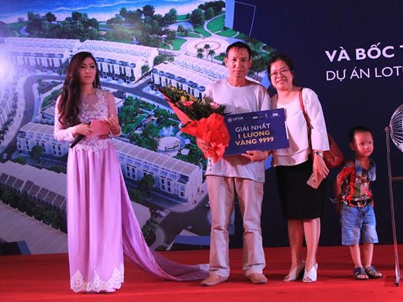 Khách hàng Nguyễn Văn Thanh đã may mắn trúng thưởng giải Nhất trị giá 1 lượng vàng 99