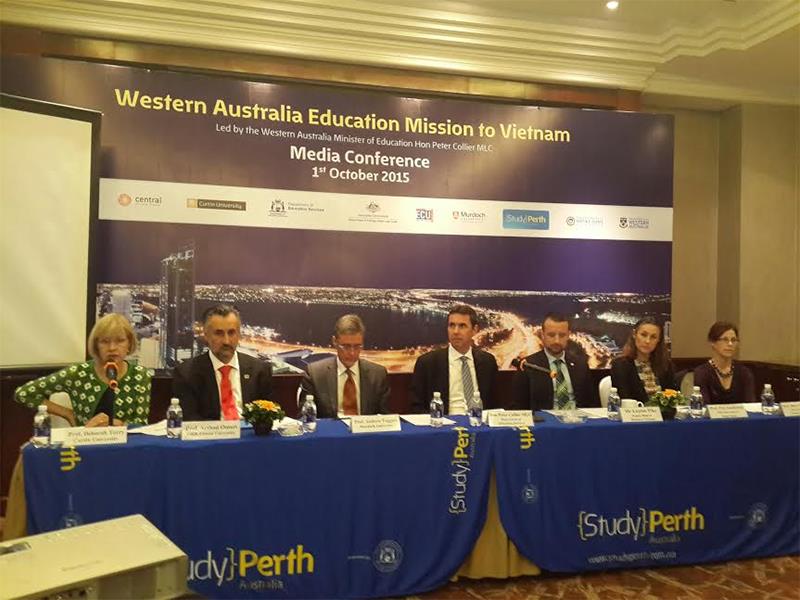 Bộ trưởng Bộ Giáo dục Đào tạo tiểu bang Tây Úc, ông Peter Collier MLC và đại diện các trường giới thiệu các suất học bổng dành riêng cho sinh viên Việt Nam.