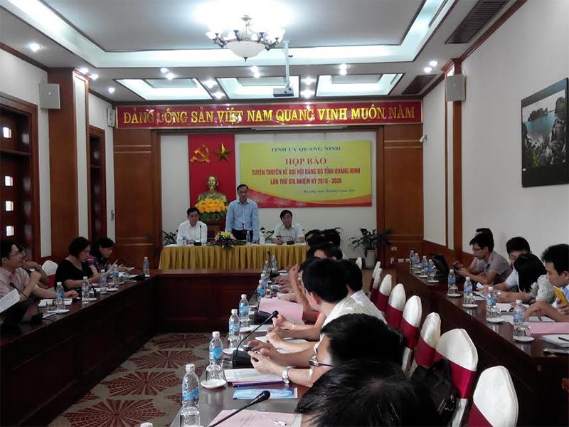 Ông Vũ Hồng Thanh, phó bí thư tỉnh Ủy Quảng Ninh thông tin về công tác chuẩn bị đại hội tại cuộc họp báo