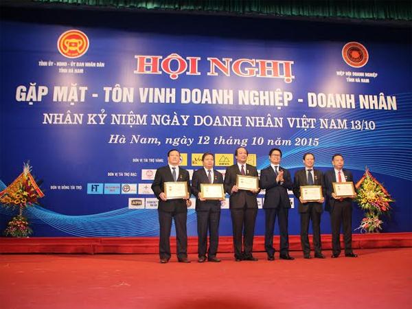 5 cá nhân đã được nhận kỷ niệm Chương của Phòng Thương mại và Công nghiệp Việt Nam (VCCI) trao tặng 