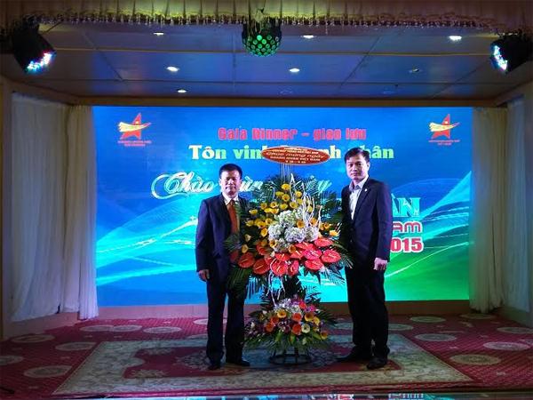 Ông Phạm Hồng Điệp, Chủ tịch hội doanh nhân trẻ Hải Phòng nhận hoa chúc mừng nhân ngày 13.10