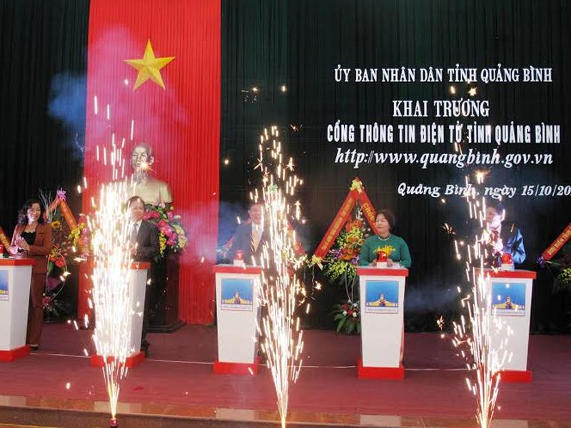 Lãnh đạo UBND tỉnh Quảng Bình bấm nút chính thức ra mắt Cổng Thông tin điện tử tỉnh Quảng Bình.