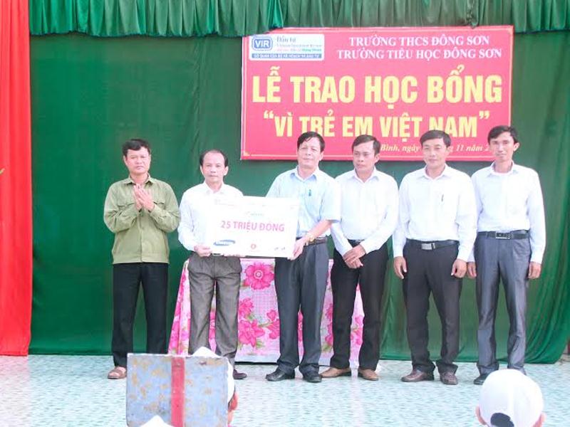 Nhà báo Lã Quý Hưng Trưởng Văn phòng đại diện Báo Đầu tư  TT tại Thái Bình trao biển tượng trưng cho 2 nhà trường